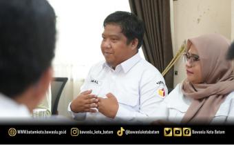 Koordinator Divisi Pencegahan, Partisipasi Masyarakat, dan Hubungan Masyarakat Bawaslu Kota Batam, Zainal Abidin, saat menghadiri audiensi penjajakan nota kesepahaman (MoU) dan perjanjian kerja sama (PKS) di SMA Negeri 12 Batam, Rabu (21/10/2026), dalam rangka program Bawaslu Goes to School.