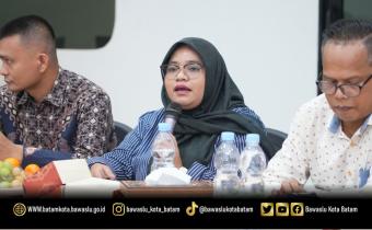 Koordinator Divisi SDM, Organisasi, dan Diklat Bawaslu Kota Batam, Ully Yushariyen Damanik, saat menghadiri Silaturahmi dan Koordinasi Lanjutan terkait Pengawasan Pemutakhiran Data Partai Politik Berkelanjutan Tahun 2026 di Kantor DPD Partai NasDem Kota Batam, Jumat (16/10/2026).