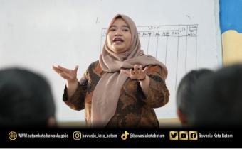 Koordinator Divisi Sumber Daya Manusia, Organisasi, dan Pendidikan dan Pelatihan Bawaslu Kota Batam, Ully Yushariyen Damanik, saat menjadi narasumber dalam sosialisasi Bawaslu Goes to School di SMA Negeri 3 Batam, Kamis (22/10/2026).