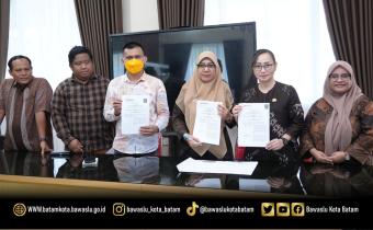 Bawaslu Kota Batam menandatangani nota kesepahaman (Memorandum of Understanding/MoU) dan perjanjian kerja sama (PKS) dengan SMA Negeri 3 Batam di ruang rapat sekolah, Kamis (22/10/2026).