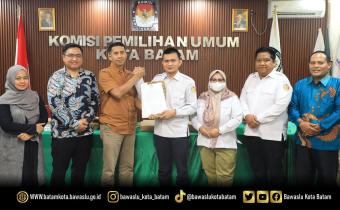 Ketua Bawaslu Batam bersama anggota saat menerima salinan Berita Acara penetapan Pemutakhiran Data Pemilih Berkelanjutan (PDPB) Triwulan III Tahun 2026 yang diserahkan Ketua KPU Kota Batam.