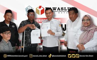 Ketua Bawaslu Batam Antonius beserta anggota dan Ketua Perkumpulan Penyandang Disabilitas Indonesia Batam Jahmunir bersama jajaran pengurus saat penandatanganan naskah Memorandum of Understanding (MoU)