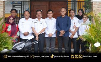 Ketua dan Anggota Bawaslu Kota Batam bersama Kepala SMA Negeri 20 Batam serta jajaran berfoto bersama usai audiensi terkait rencana kerja sama dan pelaksanaan program Bawaslu Goes to School sebagai upaya memperkuat pendidikan demokrasi bagi pemilih pemula (7/10/2026).