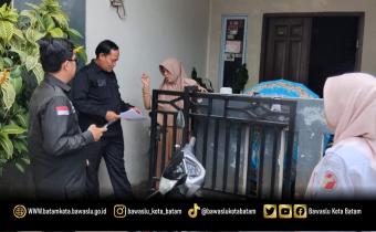 Koordinator divisi Penyelesaian sengketa Bawaslu Kota Batam, Jazuli bersama sekretariat saat melakukan uji petik PDPB TW II