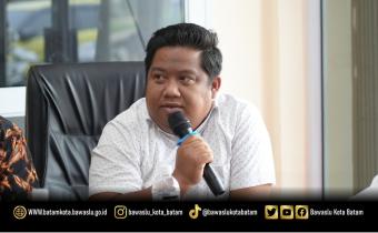 Zainal Abidin saat menanggapi materi mediasi dalam Diskusi Asyik Bareng Bawaslu (DISERBU) yang diselenggarakan Bawaslu Kota Batam di ruang rapat kantor Bawaslu Kota Batam, Rabu (14/10/2026).