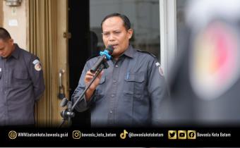 Di hadapan jajaran sekretariat, Jazuli menekankan pentingnya menjaga kekompakan, memperkuat tanggung jawab setiap individu, serta membangun kerja sama lintas divisi saat menjadi pembina apel di lingkungan Bawaslu Kota Batam, Senin (26/10/2026).